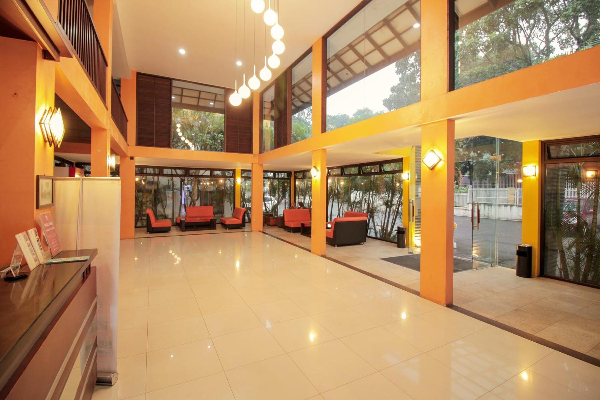 Collection O 295 Grha Ciumbuleuit Guest House Bandung Esterno foto