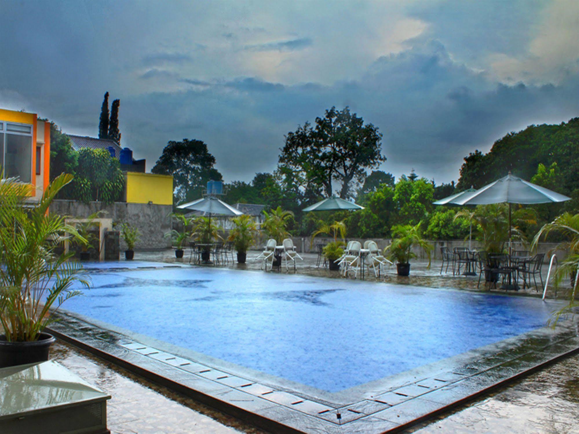 Collection O 295 Grha Ciumbuleuit Guest House Bandung Esterno foto